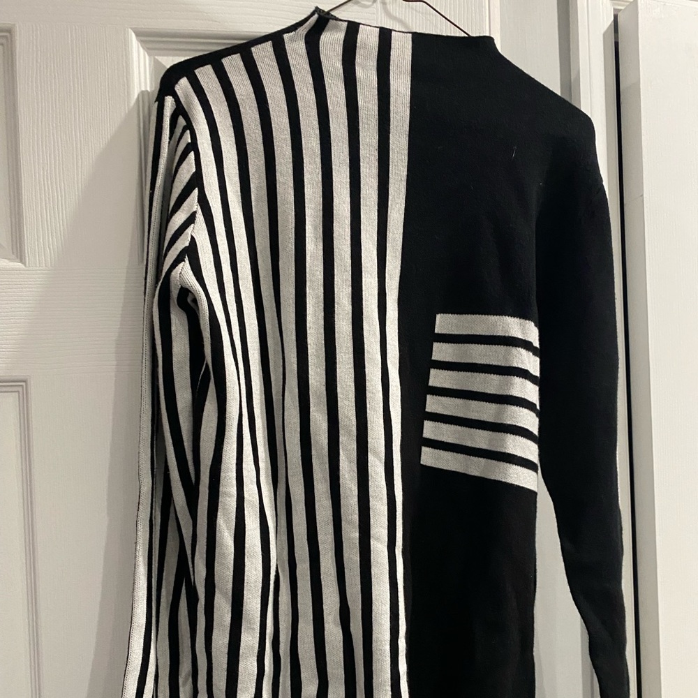 Black and ivory Mystery New York sweater. Size Large